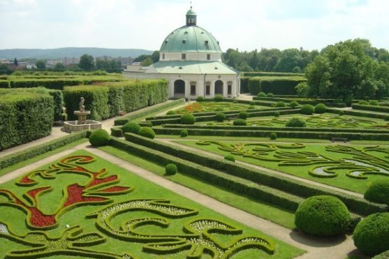 Park zámku v Kroměříži s rotundou